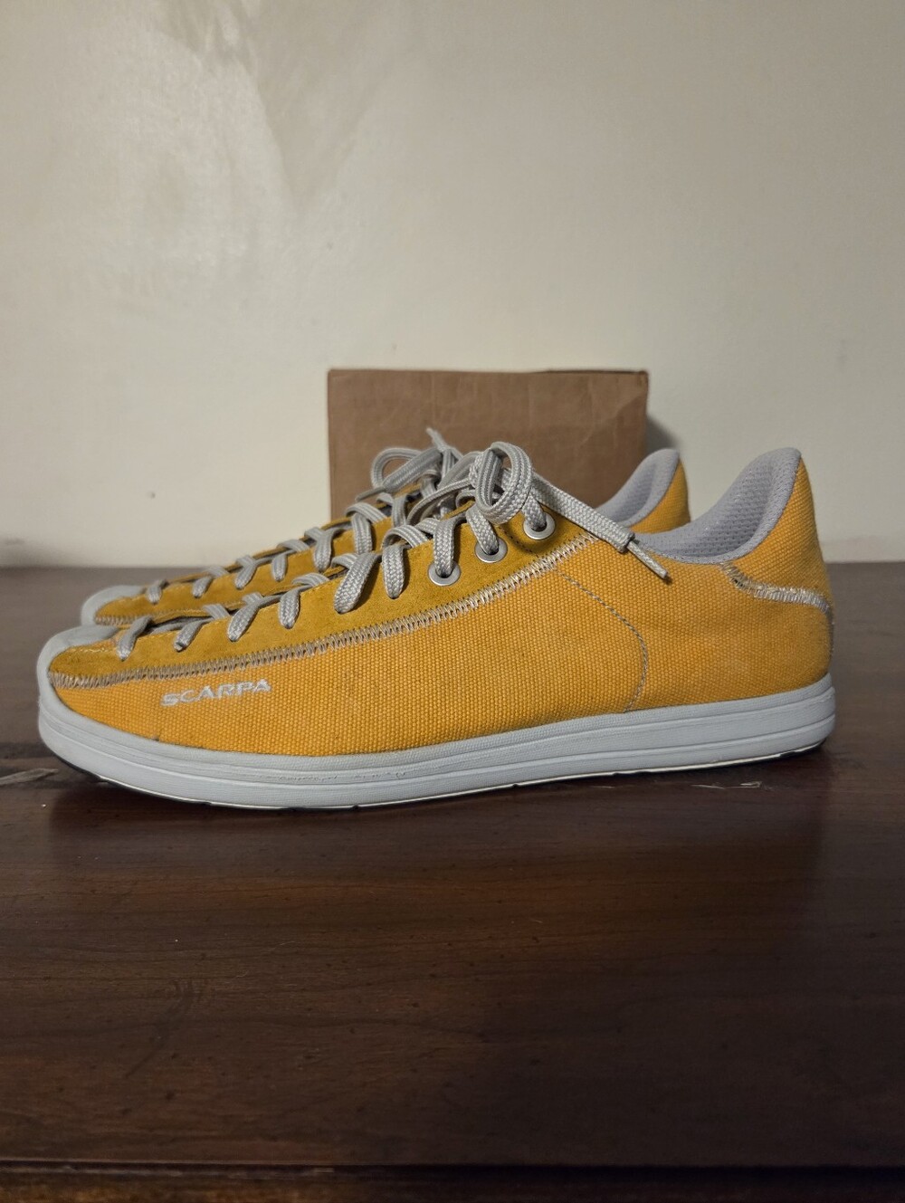 Scarpa Mojito Canvas Vibram Sneakers Yellow Men's Sz 44(10.5) EUC